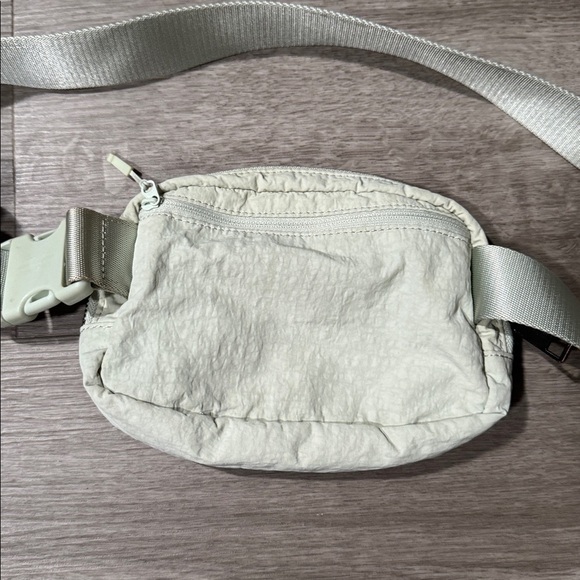Lululemon Everywhere Belt Bag — Springtime - Picture 5 of 13